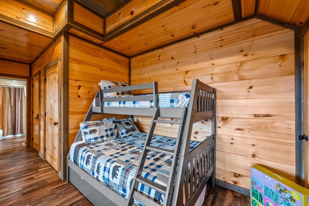 The Overlook - '21 Cabin - Gorgeous Unobstructed Views - Fire Pit Table - Gamerm - Hottub - Xbox - Lots Of Bears Gatlinburg Bagian luar foto